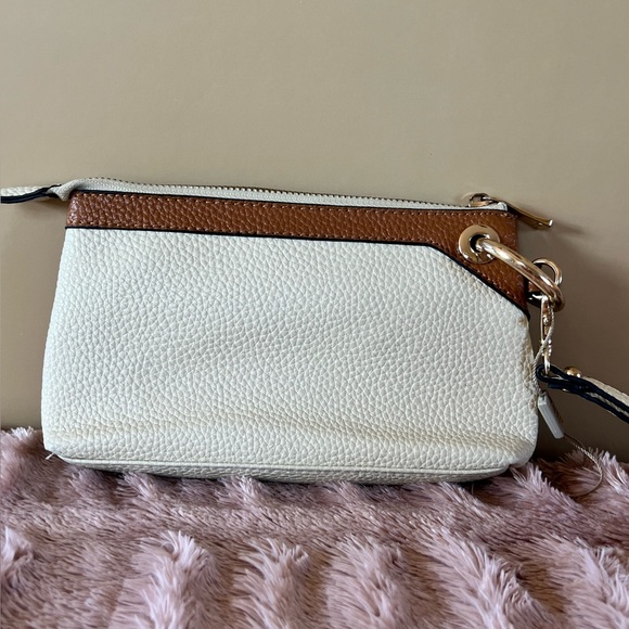 NWOT CLN wristlet with gold hardware and clip to hook onto purse or belt loop - Picture 3 of 7